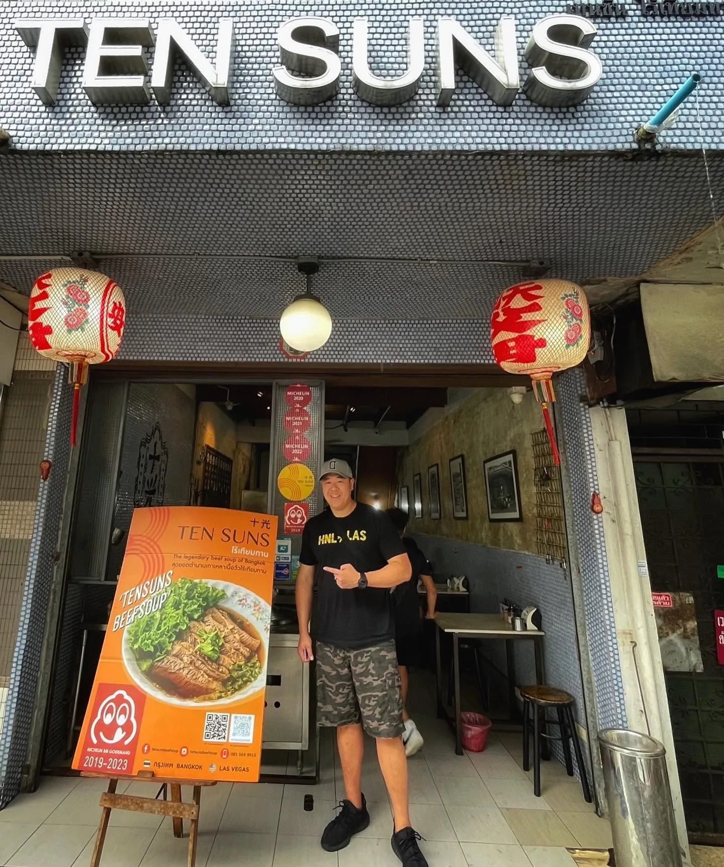 หน้าร้านไร้เทียมทาน ถนนวิสุทธิกษัตริย์ / The Ten Suns shopfront on Wisut Kasat Road: blue tiled facade, white lettering and two red lanterns